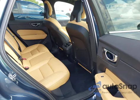 2018 Volvo Xc60 T5 Inscription z USA, uszkodzony, nr VIN YV4102RL3J1023911